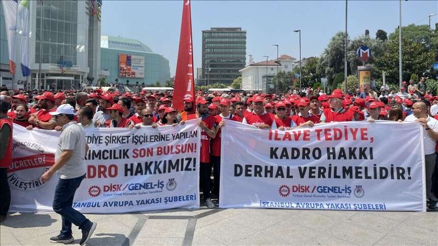 DİSK'e bağlı Türkiye Genel Hizmetler İşçileri Sendikası (GENEL-İŞ) üyeleri, ücretlerin arttırılması talebiyle İstanbul Büyükşehir Belediyesi başta olmak üzere örgütlü oldukları belediyelerde iş bırakma eylemi başlattı.