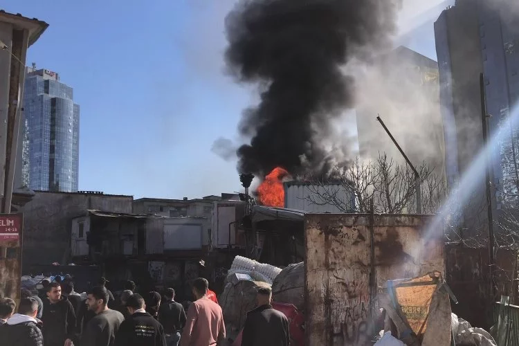Geri dönüşüm tesisinde yangın paniği: Konteynerler alev alev yandı