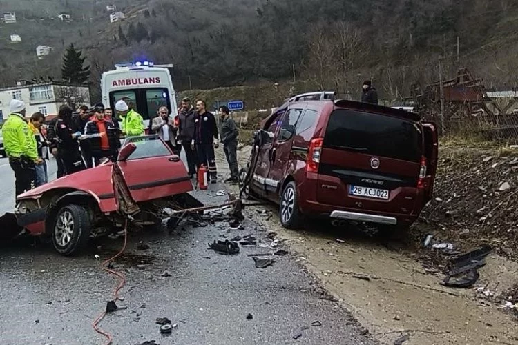 Giresun'da feci kaza: Otomobil ikiye bölündü