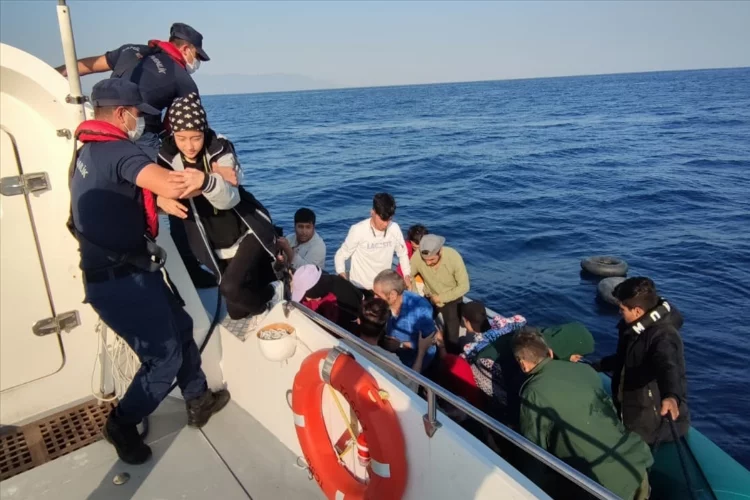 Kuşadası açıklarında 20 düzensiz göçmen kurtarıldı