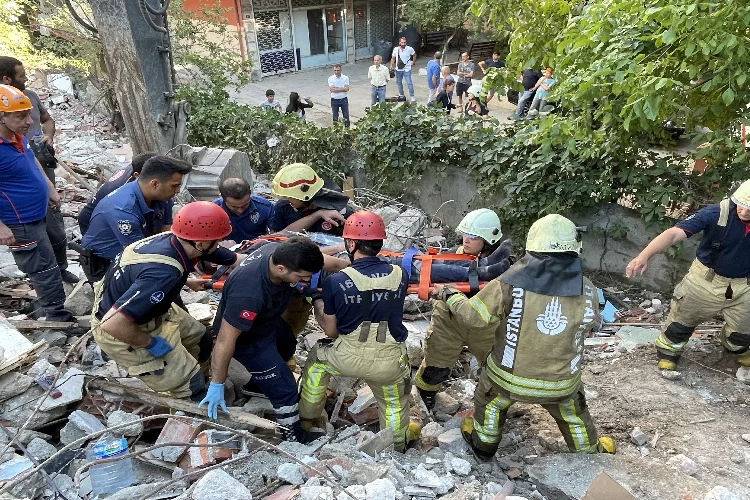 İstanbul'da kontrollü yıkımı yapılan bina çöktü
