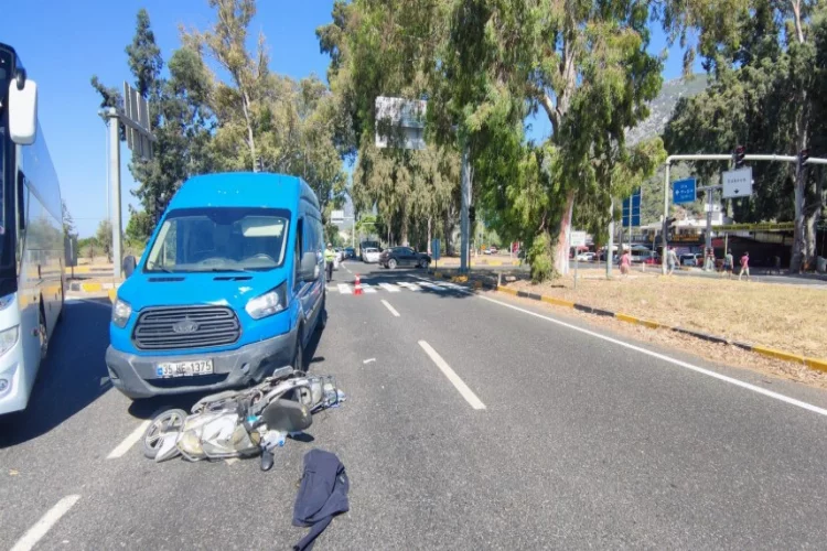Muğla'da kaza: Minibüs, elektrikli bisiklete çarptı