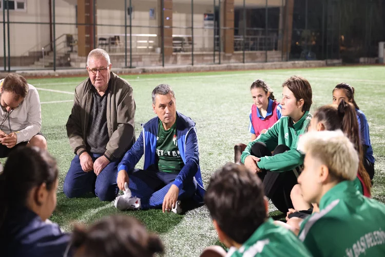 Başkan Şimşek'ten Gölbaşı Kadın Futbol Takımı'na ziyaret