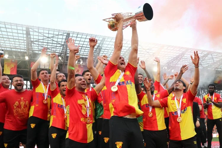 Göztepe'de şampiyonluk kupası havaya kalktı