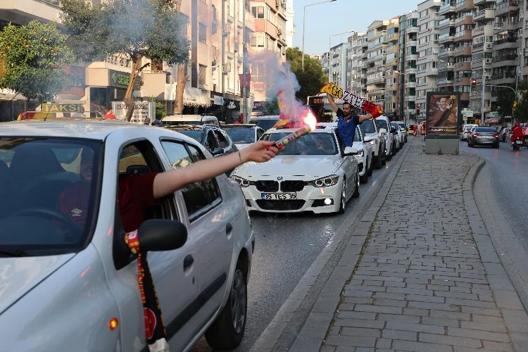Göztepe Süper Lig’e yükseldi taraftar sokağa döküldü