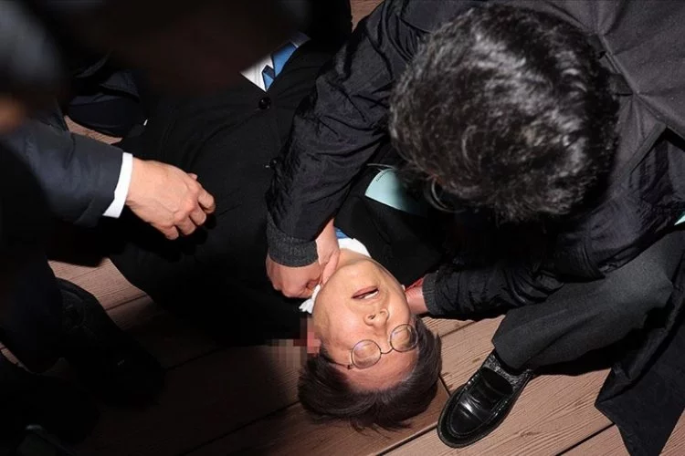 Güney Kore'nin ana muhalefet lideri Lee Jae-myung bıçaklı saldırıya uğradı