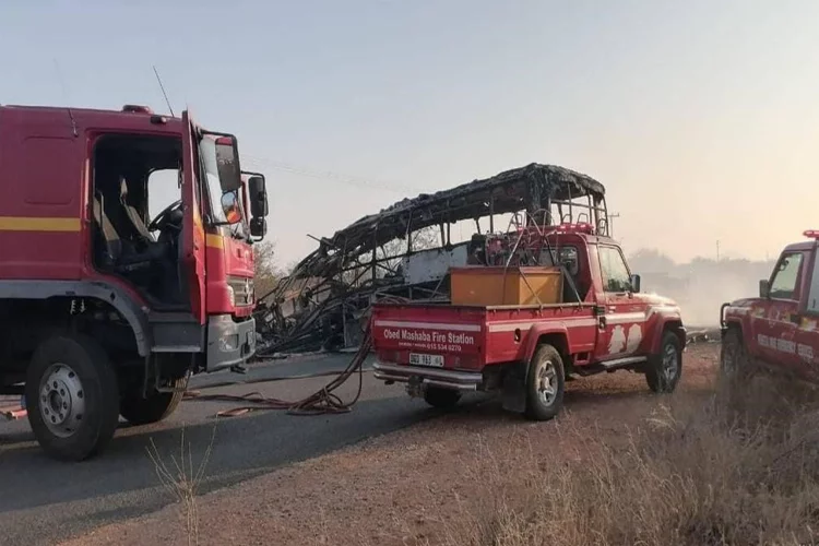 Güney Afrika’da madencileri taşıyan otobüs kamyonla çarpıştı