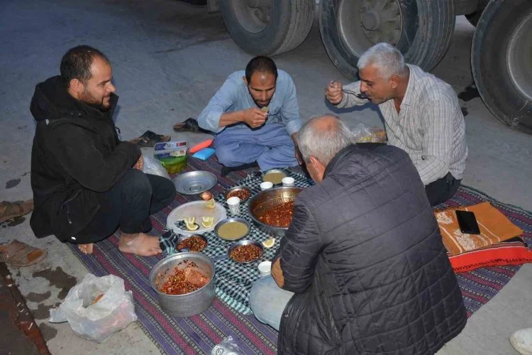 Habur Sınır Kapısında sıra bekleyen şoförler iftar açıyor