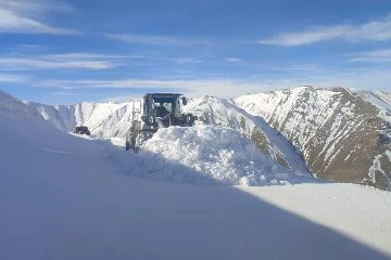 Hakkari’nin 3 bin rakımlı dağlarında karla mücadele çalışması