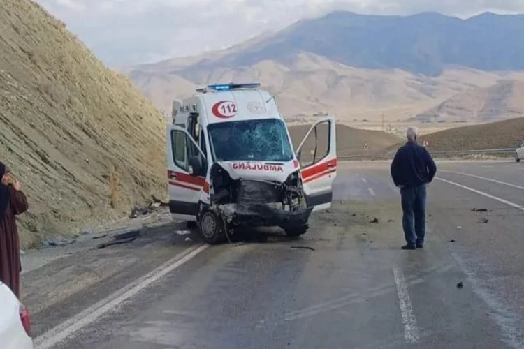 Van-Hakkari kara yolunda ambulans kazası