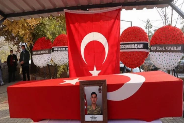 Hakkari'de araç kazasında şehit olan askerin cenazesi Kütahya'da toprağa verildi