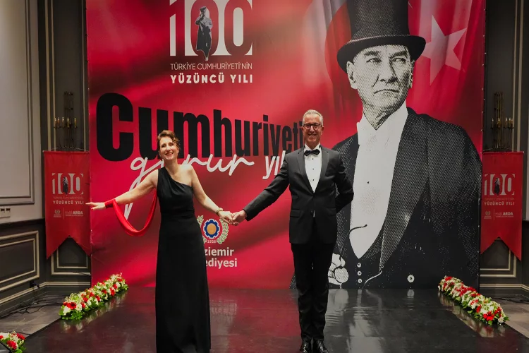 Gaziemir’de 100. yıl balosu: Başkan Halil Arda’dan vals şovu