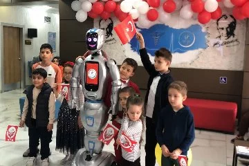 Hastanede tedavi gören çocuklara 23 Nisan sürprizi: Robot Ada