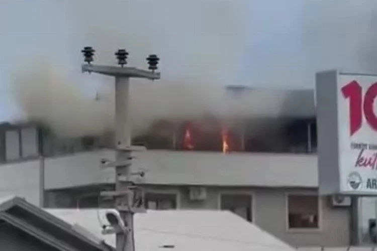 Hatay’da 3 katlı binanın çatısında korkutan yangın