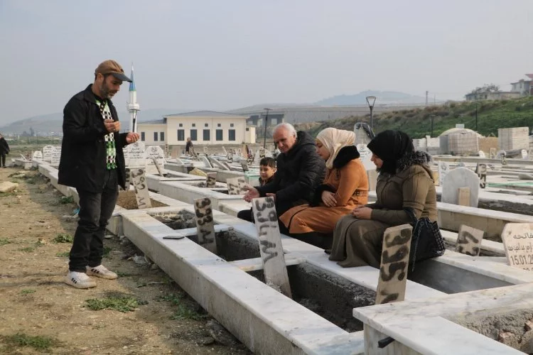 Hatay'da deprem şehitliğinde yürek burkan yılbaşı