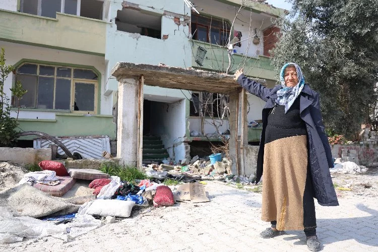 Hatay'da depremzedeyi darp edip hasarlı evinden demirleri çaldılar