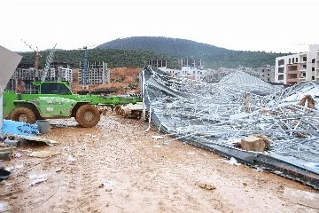 Hatay’da kuvvetli fırtına: Şantiye alanındaki çatılar uçtu