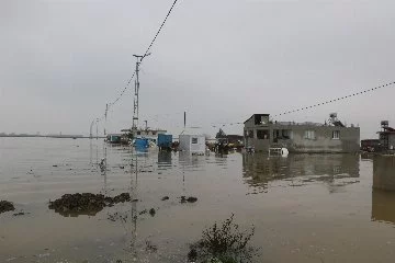Hatay’da şiddetli yağış: Amik Ovası’nda evler ve ahırlar su içerisinde kaldı
