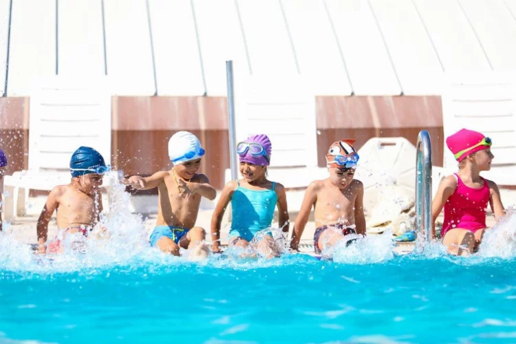 Bayraklı Belediyesi'nin yüzme kursuna yoğun ilgi