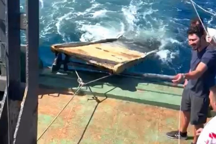 Balıkesir'de hayalet ekibi denizden merdiven çıkardı