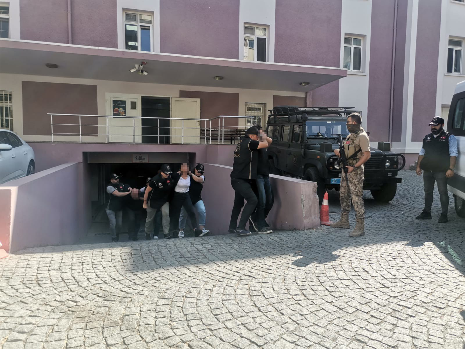 HDP İzmir İl Eşbaşkanı tutuklandı (2)