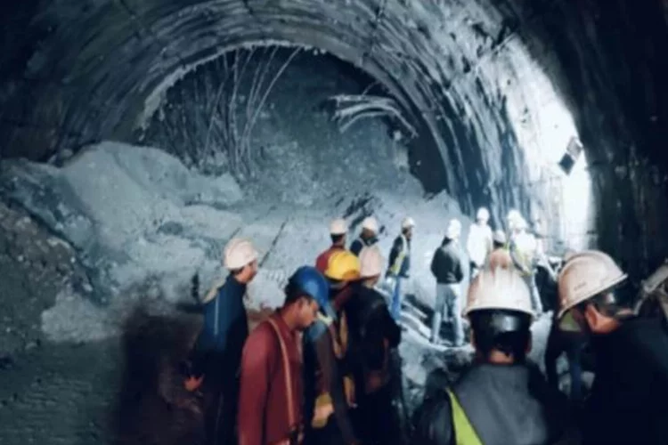 Hindistan’da inşaat halindeki tünel çöktü