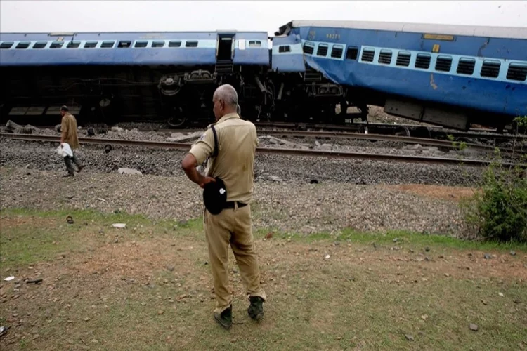 Hindistan'daki tren kazasında 50 kişi hayatını kaybetti