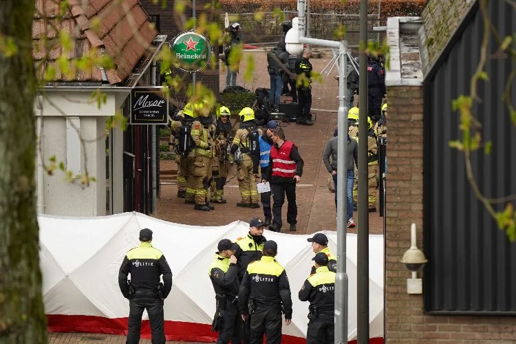 Hollanda’da kafede rehine krizi: 150 ev tahliye edildi
