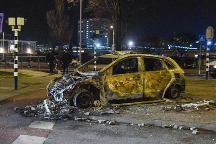 Hollanda'da polis araçları ateşe verildi