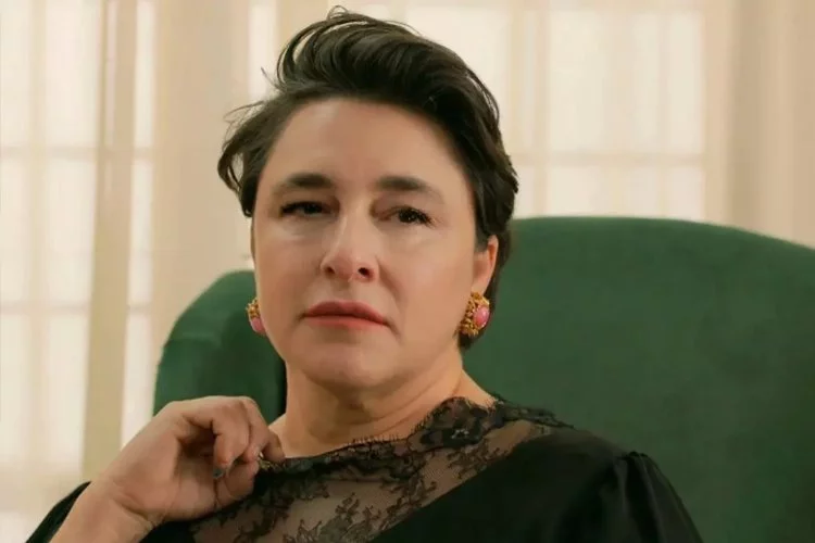 Hudutsuz Sevda dizisinde Asiye karakterine hayat veren Esra Dermancıoğlu kimdir?