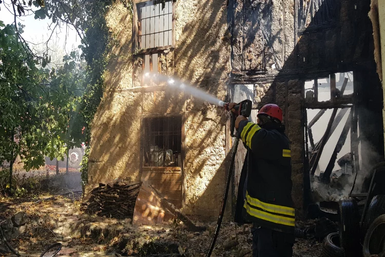 Karabük'te yangın: İki katlı ev alevlere teslim oldu