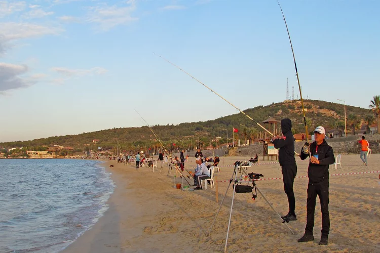 Çeşme'de balık avı turnuvasına yoğun ilgi