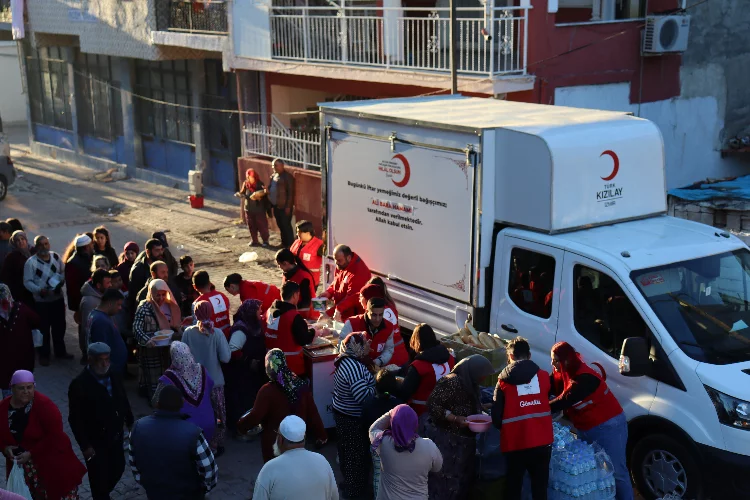 İzmir’de 60 bin kişiye Kızılay’dan iftar yemeği dağıtıldı