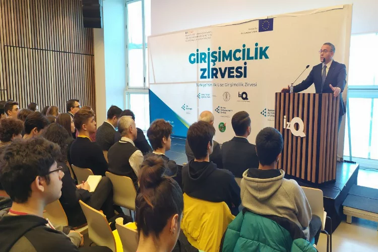 İzmir’de “Lise Girişimcilik Zirvesi” gerçekleştirildi