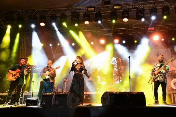 Çiğli'de 19 Mayıs Ceylan Ertem konseri ile kutlandı