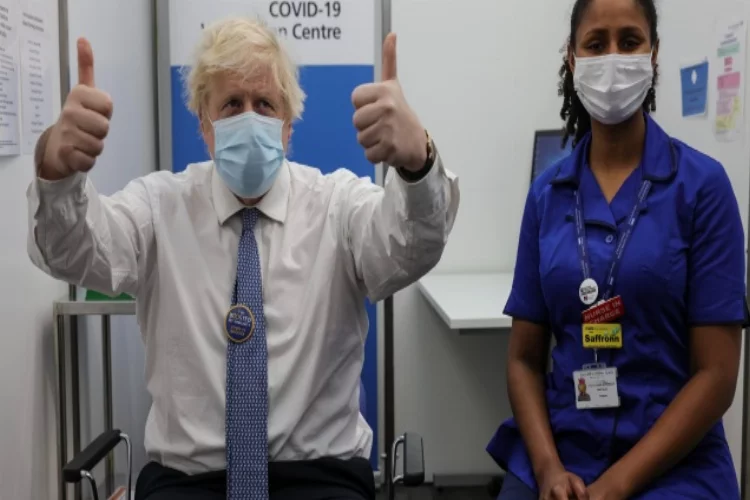İngiltere Başbakanı Johnson 3'üncü doz aşısını oldu
