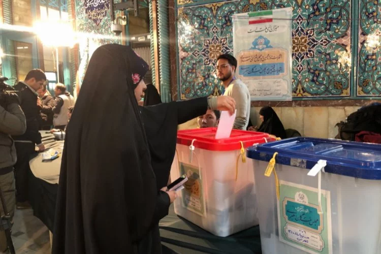 İran’da oy verme işlemi için süreler uzatıldı