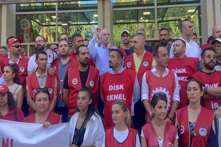 İzmir'de belediye çalışanlarından iş bırakma eylemi