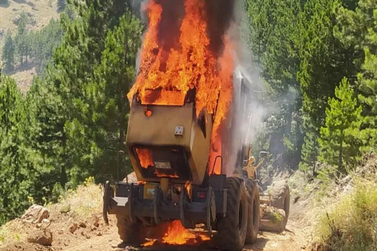 Muğla'da çalışma yapan iş makinesi alev alev yandı