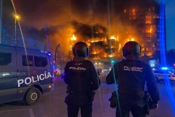 İspanya'da 14 katlı binadan alevler yükseldi: Yaralılar var