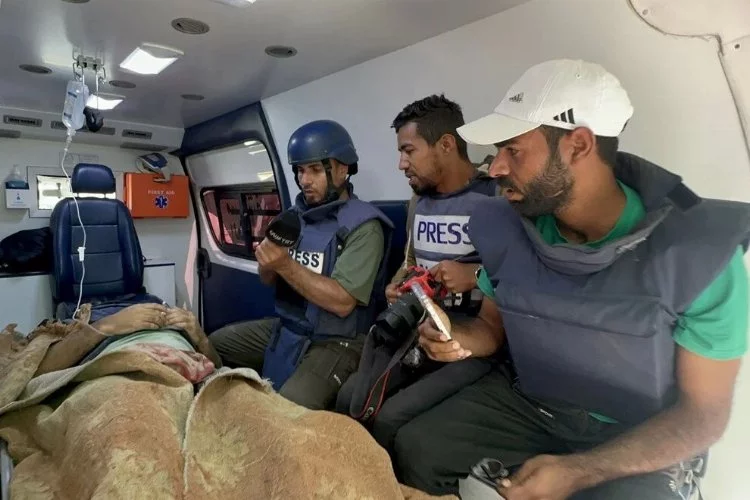 İsrail gazetecileri hedef almaya devam ediyor: TRT Arapça kameramanı yaralandı