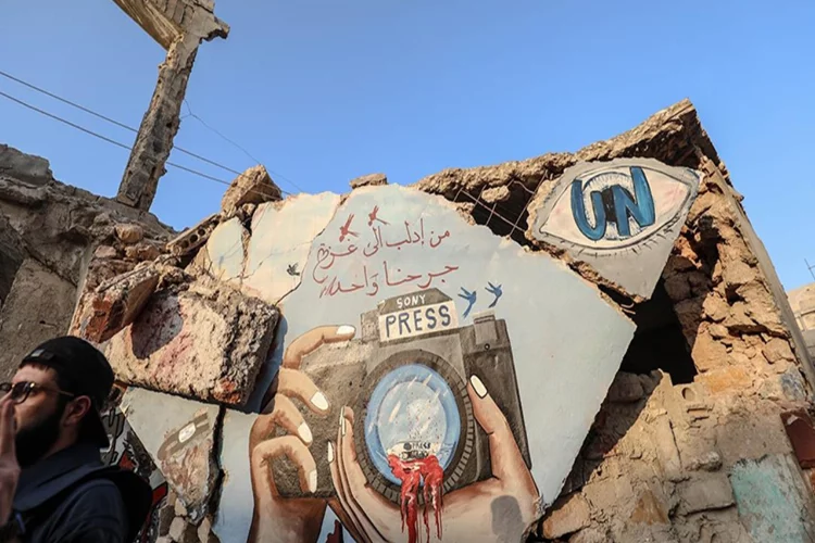 İsrail'in saldırılarında ölen Filistinli gazetecilerin anısını enkaza çiziyor