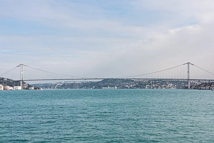 İstanbul Boğazı'nda yük gemisi karaya oturdu: Gemi trafiği geçici olarak durduruldu