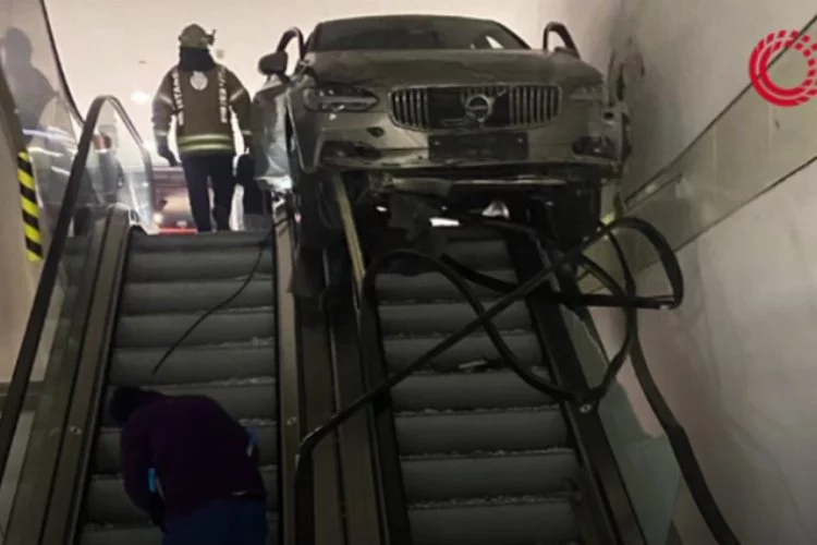 İstanbul'da bir AVM'de dehşet: Otomobille yürüyen merdivene daldı