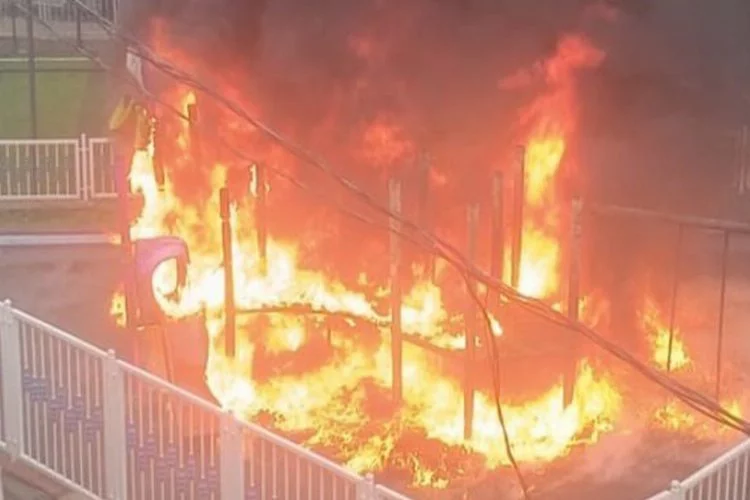 İstanbul'da çocuk parkında yangın: Alevler metrelerce yükseldi