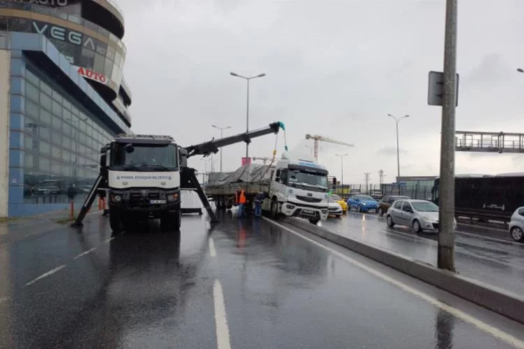 İstanbul'da E-5 yan yolda tır refüje çıktı