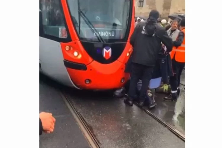 İstanbul'da feci kaza: Motosiklet sürücüsü tramvayın altında kaldı