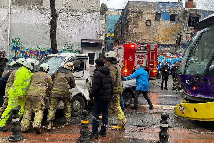 İstanbul’da kaza: Tramvay ile kamyonet çarpıştı