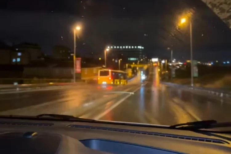 İstanbul'da korku anları: Motosikletli az daha otobüsün altında kalıyordu