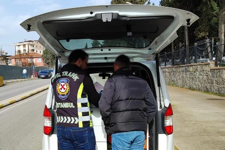 İstanbul'da muhtar adayının çakarlı araçla seçim çalışmasına ceza kesildi